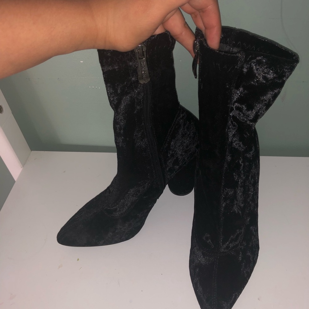 Black velvet heel CAPE ROBBIN